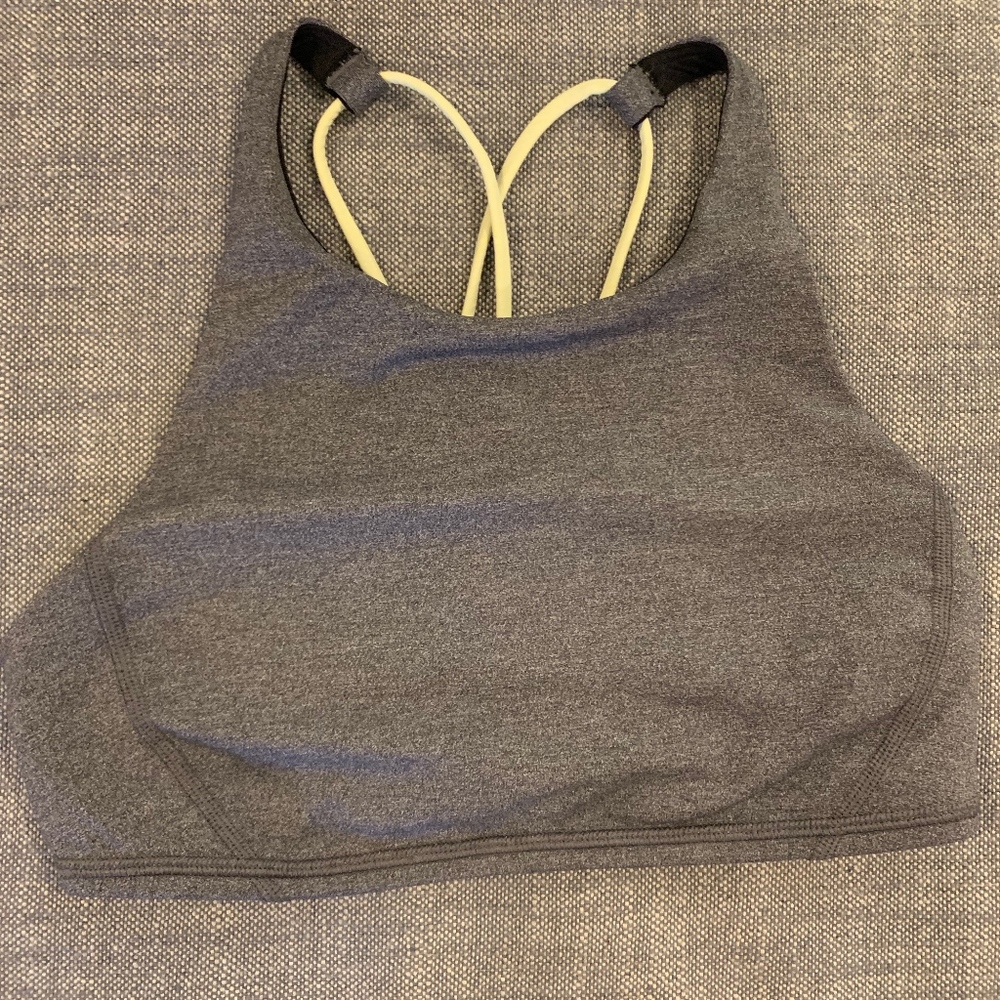 Lululemon High Neck Free to Be Bra Size 6